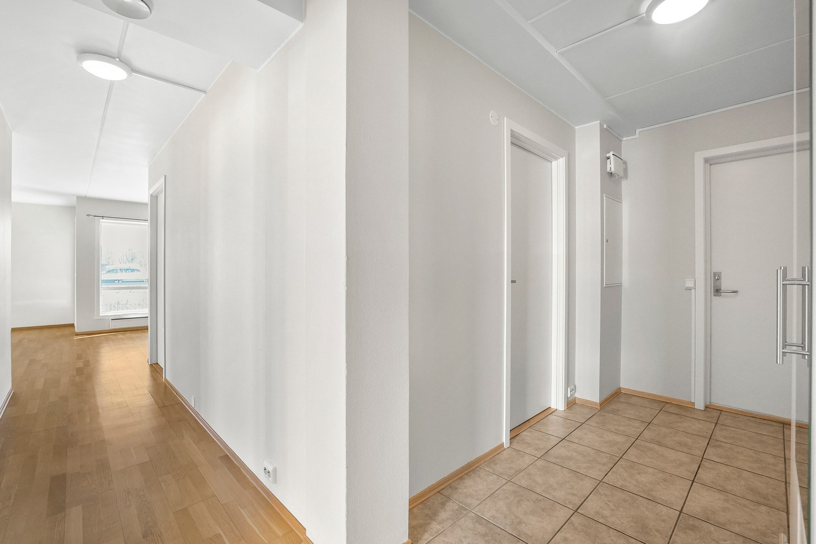 Entréen er flislagt og har god plass til oppbevaring. Galleribilde