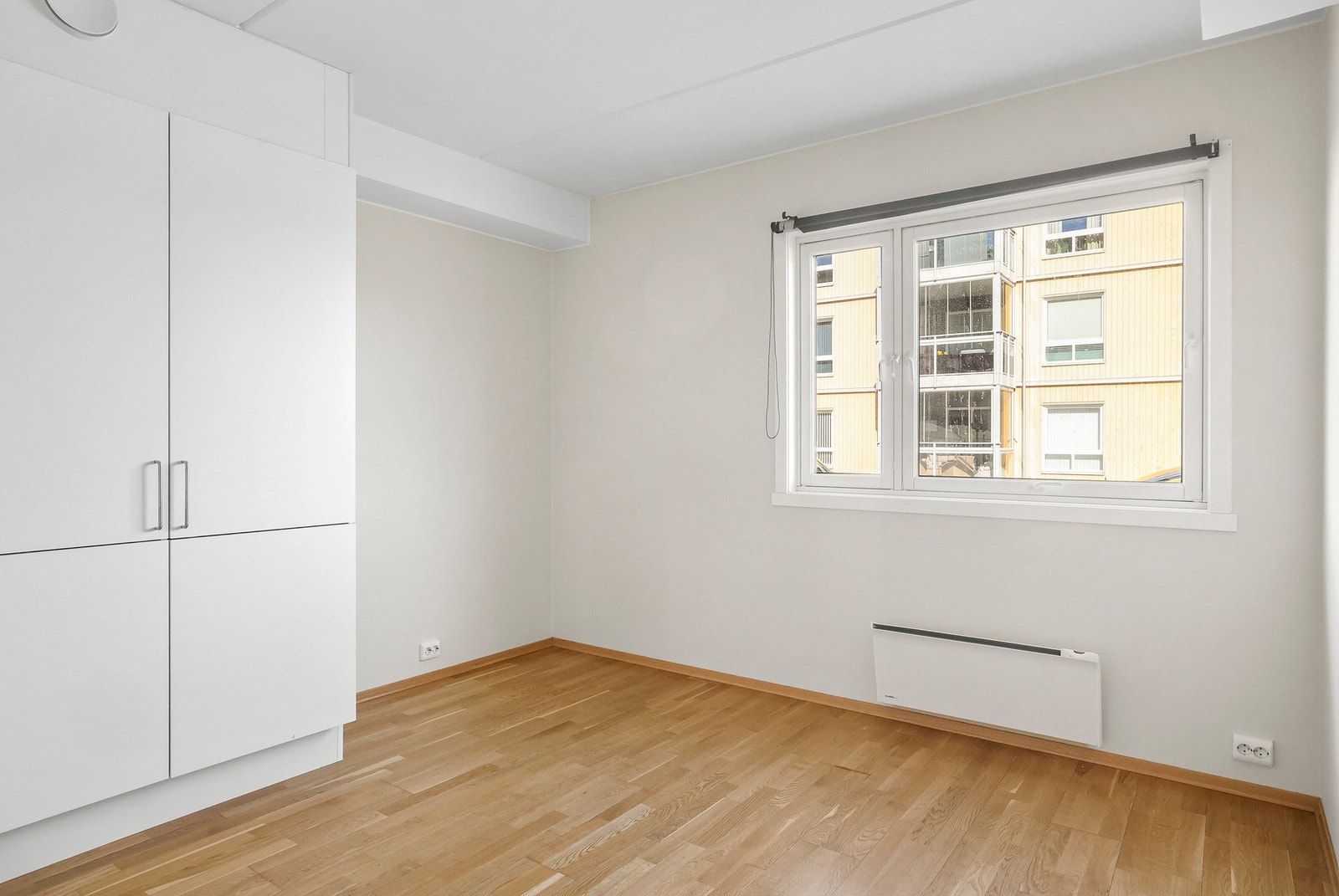 Leiligheten har 2 soverom av fin størrelse. Det første soverommet har plass til dobbeltseng og har godt med oppbevaringsmuligheter i garderobeskapet. Galleribilde
