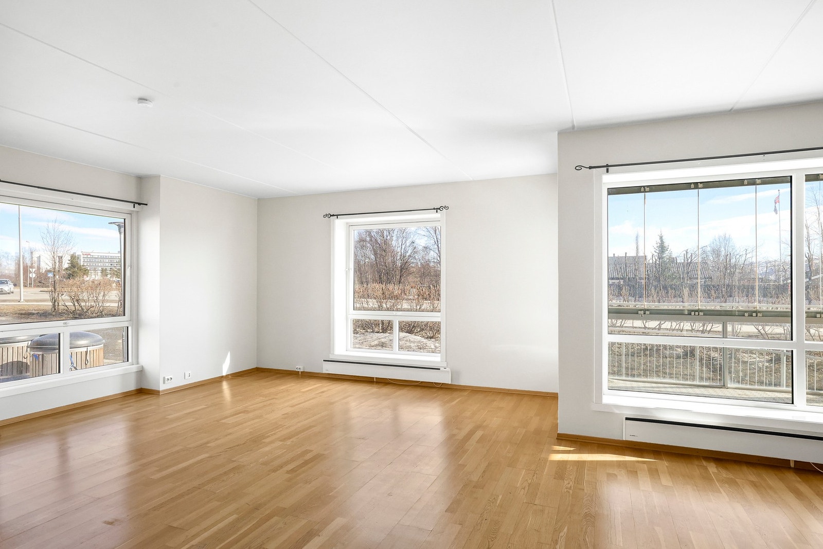 Her er det god plass til hjørnesofa og stoler. Galleribilde