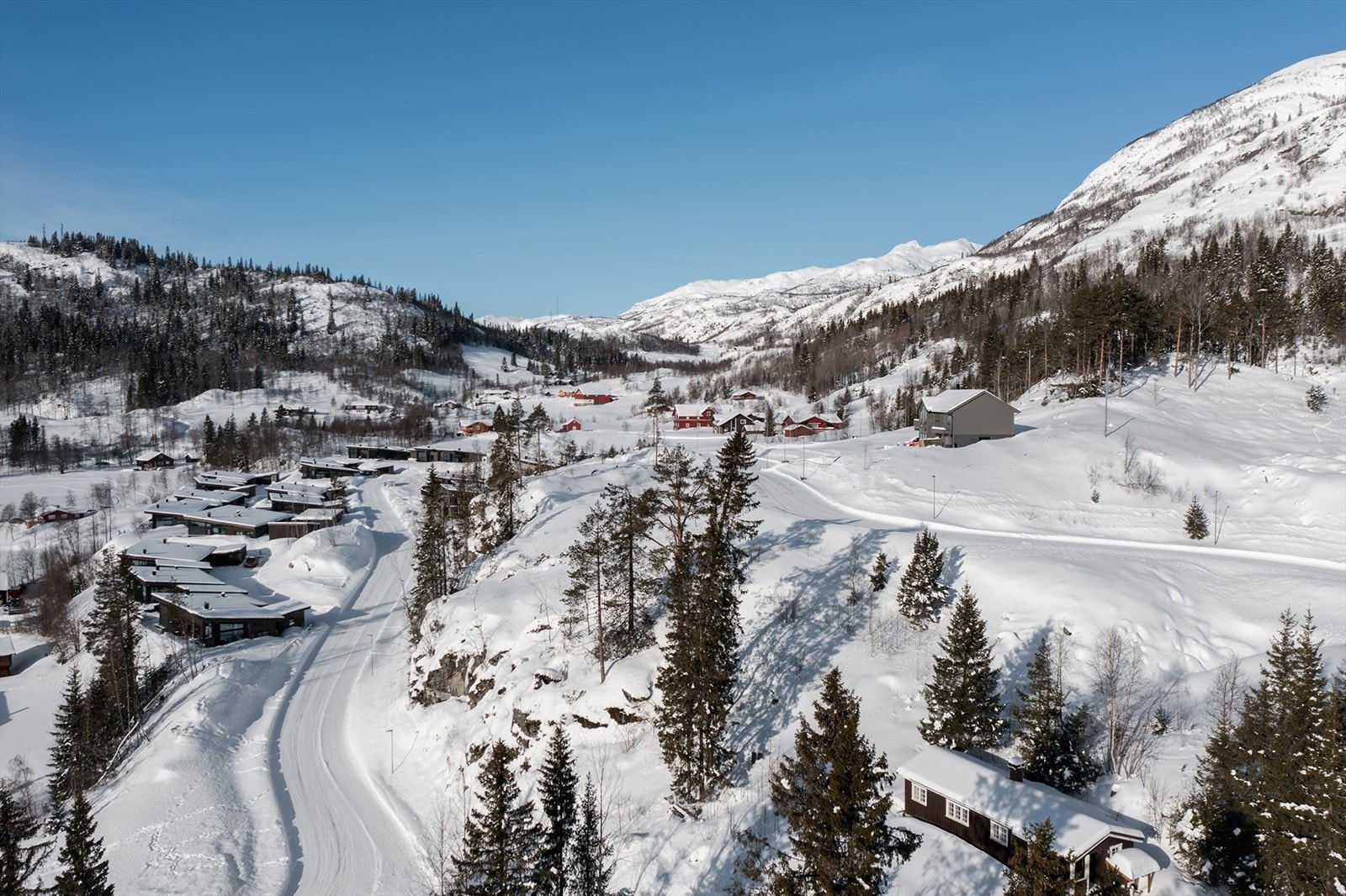 Tomtene ligger på solsiden, midt mellom Hemsedal sentrum og Hemsedal Skisenter. Galleribilde