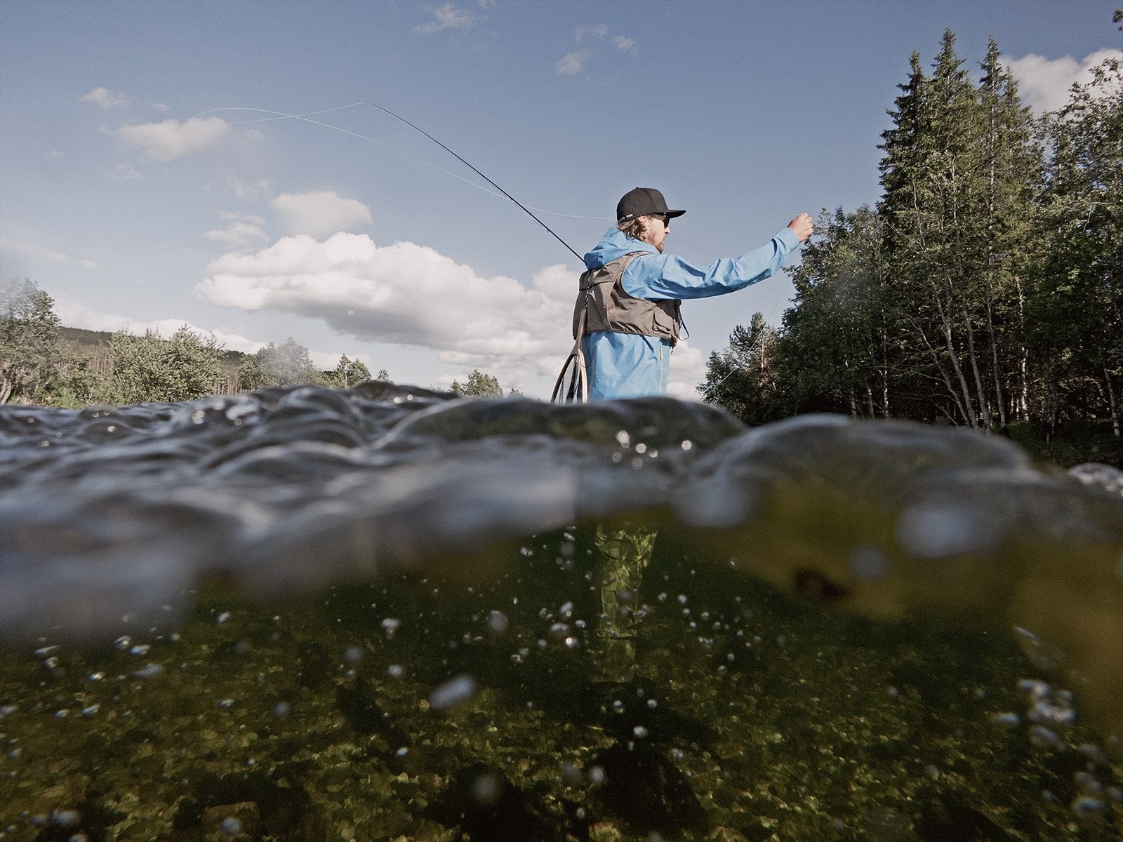 Heimsila sildrer forbi, rett nedenfor veien. Her er det både fluesoner og stangsoner, her kan hele familien prøve fiskelykken! Galleribilde