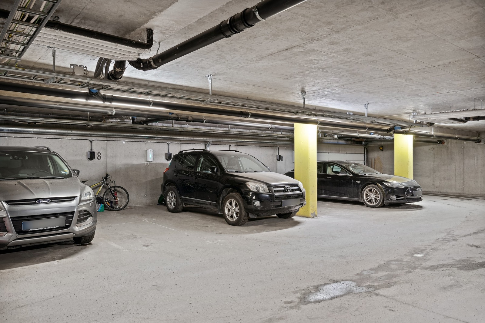 Fast p-plass og romslig bod i kjeller. Galleribilde