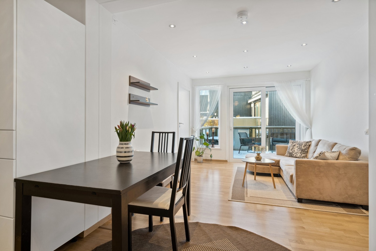 Stuen har godt med naturlig lysinnslipp fra de store vindusflatene. Downlights i himling. Galleribilde