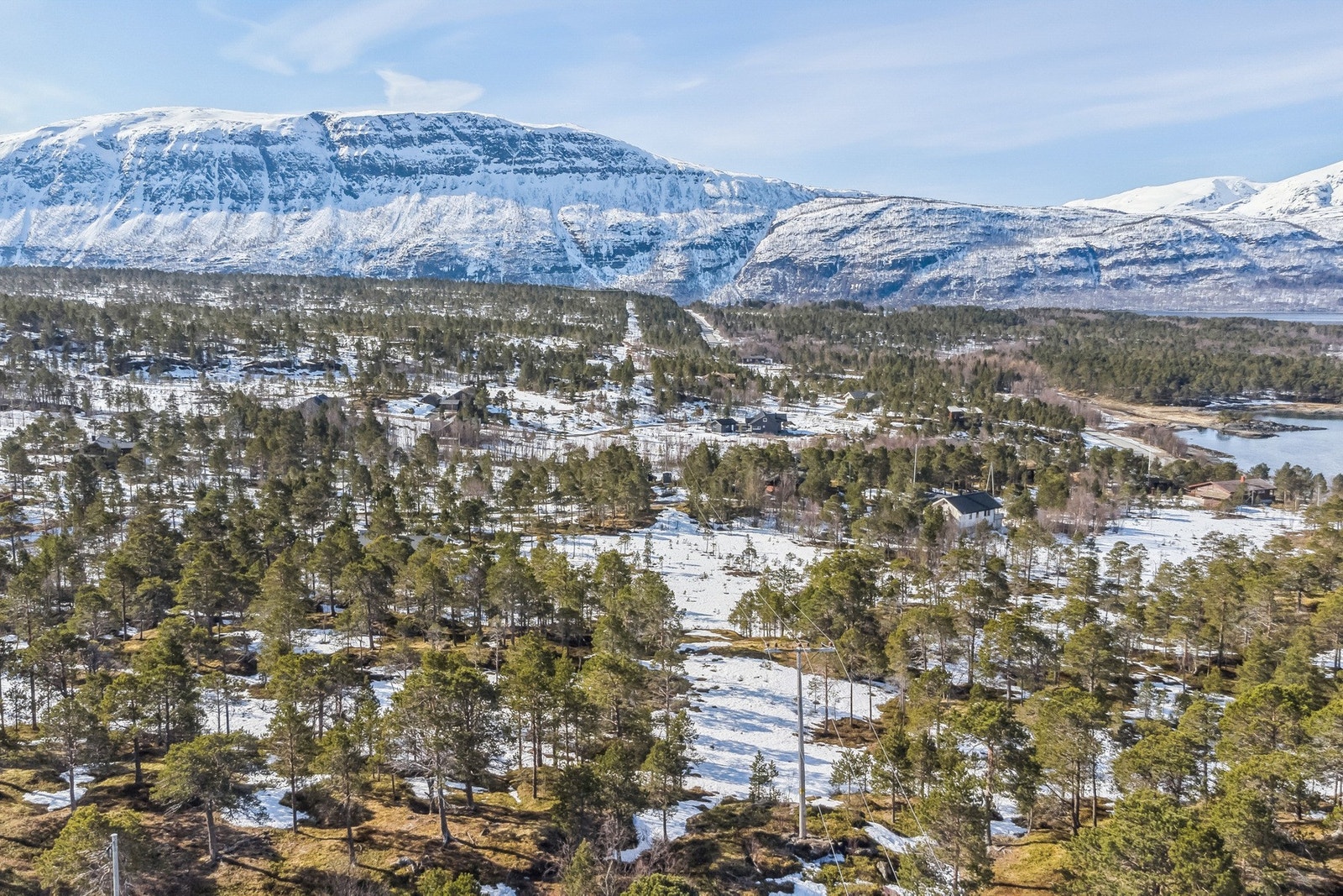 Tomten ligger tilbaketrukket fra hovedveien, med litt avstand mellom eksisterende fritidsbebyggelse. Galleribilde