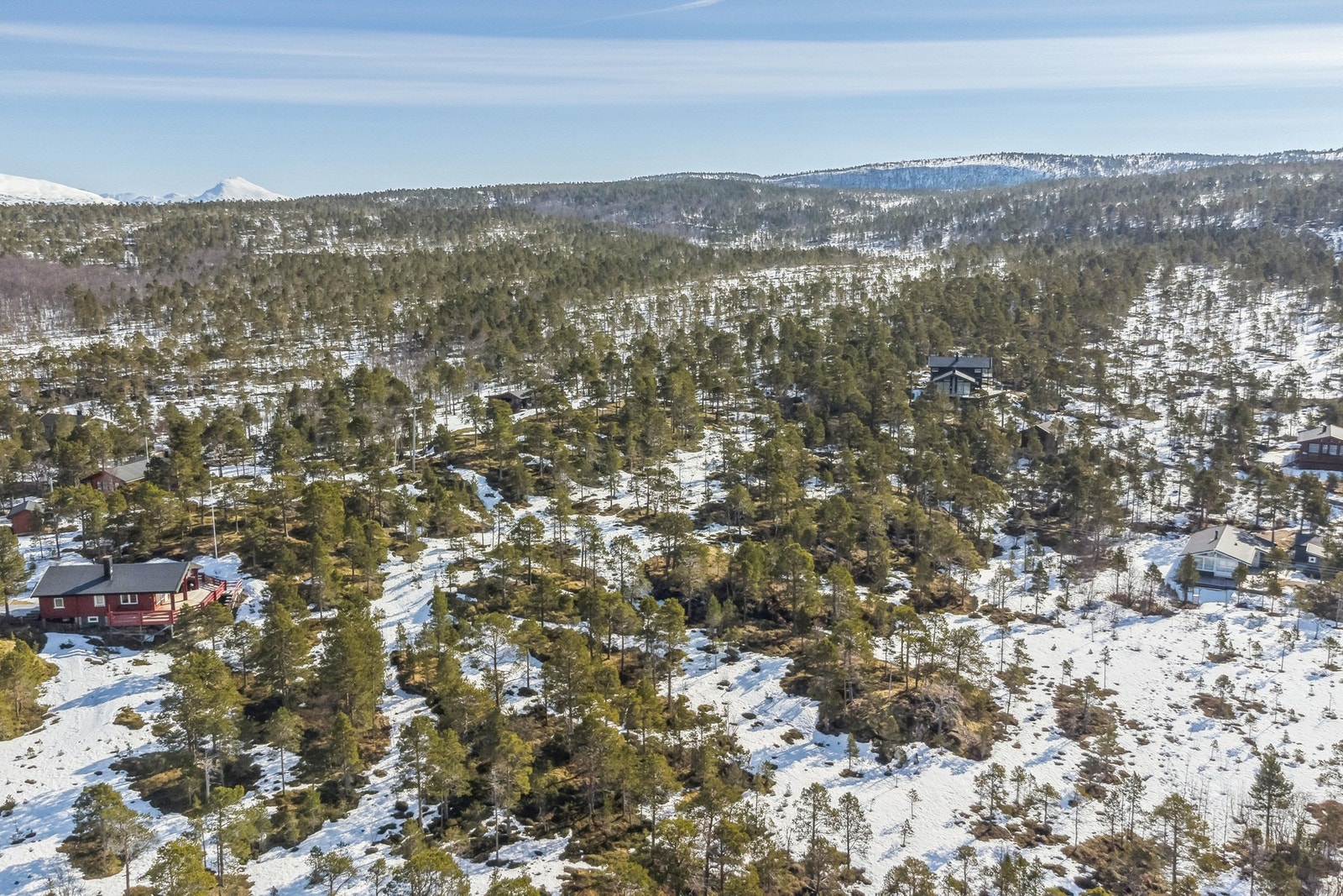 Eiendommen har nærhet til flotte turområder til skogs-, fjells- og til vanns. Området byr på gode solforhold. Galleribilde