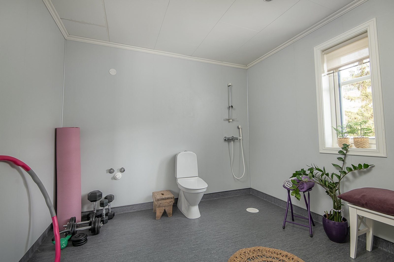 Mulighet for å sette opp ekstra servantinnredning på vaskerom/Bad på hovedplan Galleribilde