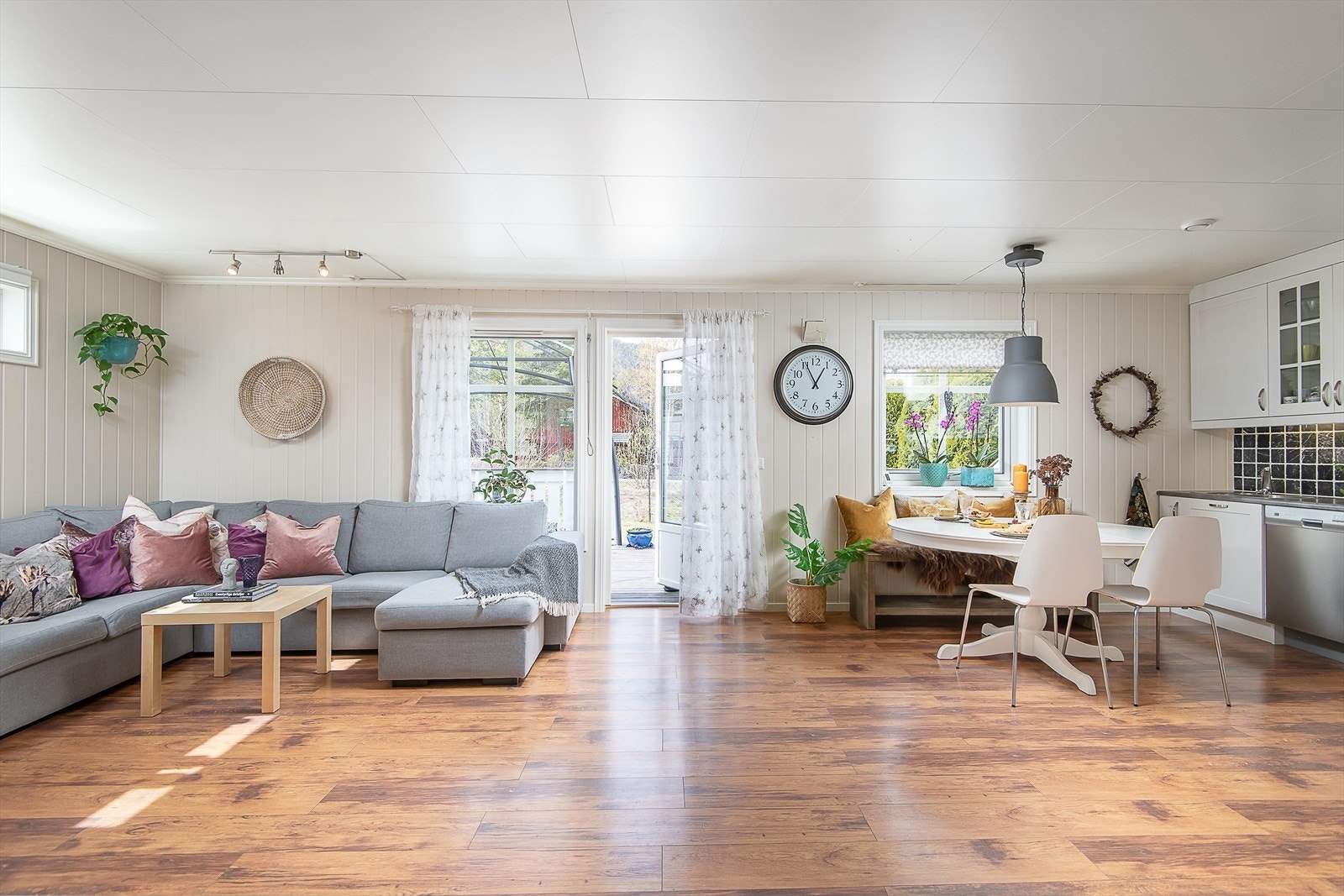 Fra stuen er det verandadør ut terrasse med videre adkomst til naturlig disponering av tomten Galleribilde