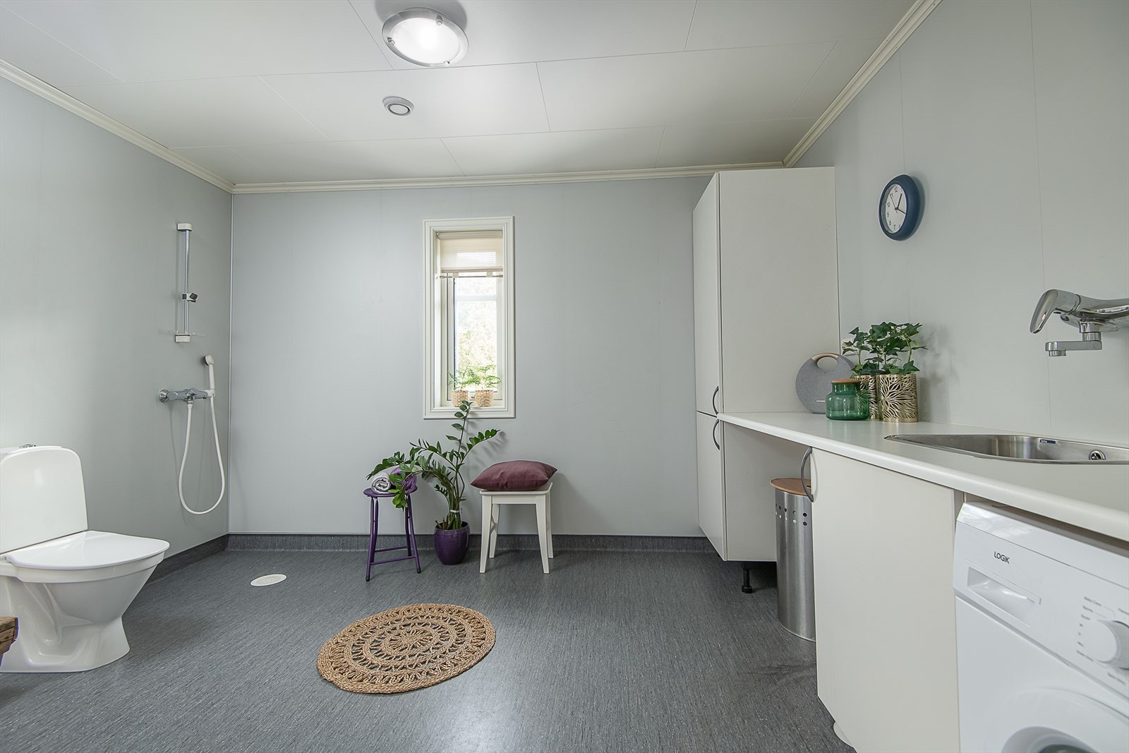 Det kombinerte badet/vaskerommet i hovedetasjen ligger praktisk til rett ved entre og inngangsparti Galleribilde