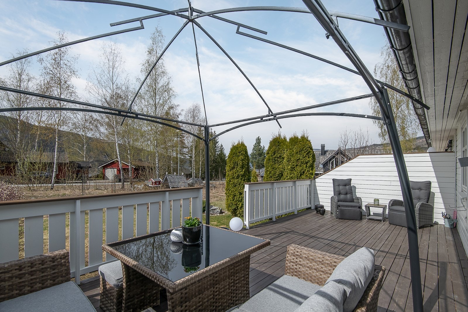 Romslig og solrik terrasse med plass for flere møbelgrupper Galleribilde