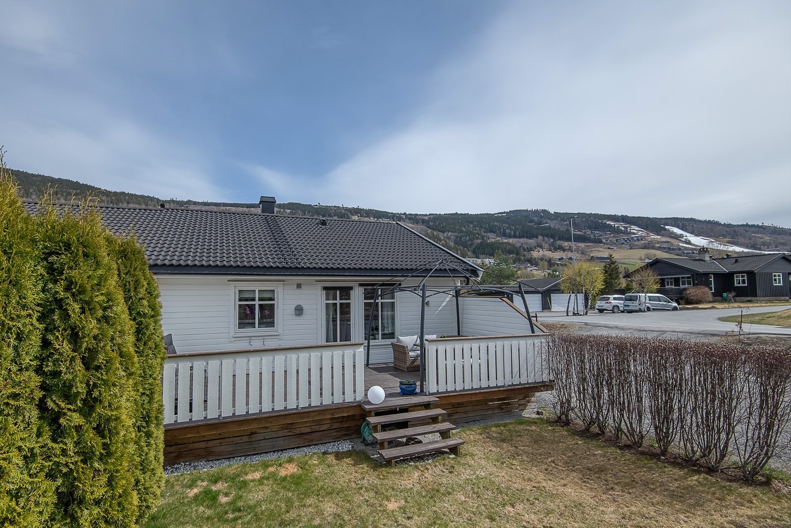 Utenfor terrassen er det naturlig disponering av uteområde Galleribilde