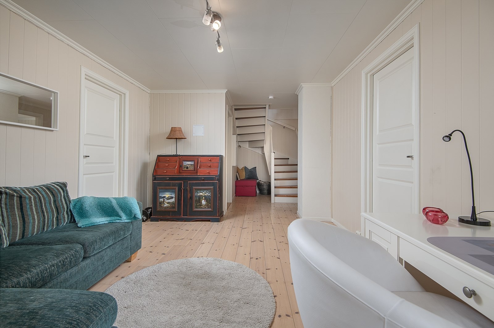 Stuen i underetasjen fordeler til to soverom, hovedbad og bod. Trapp med tette trinn mellom etasjene. Galleribilde