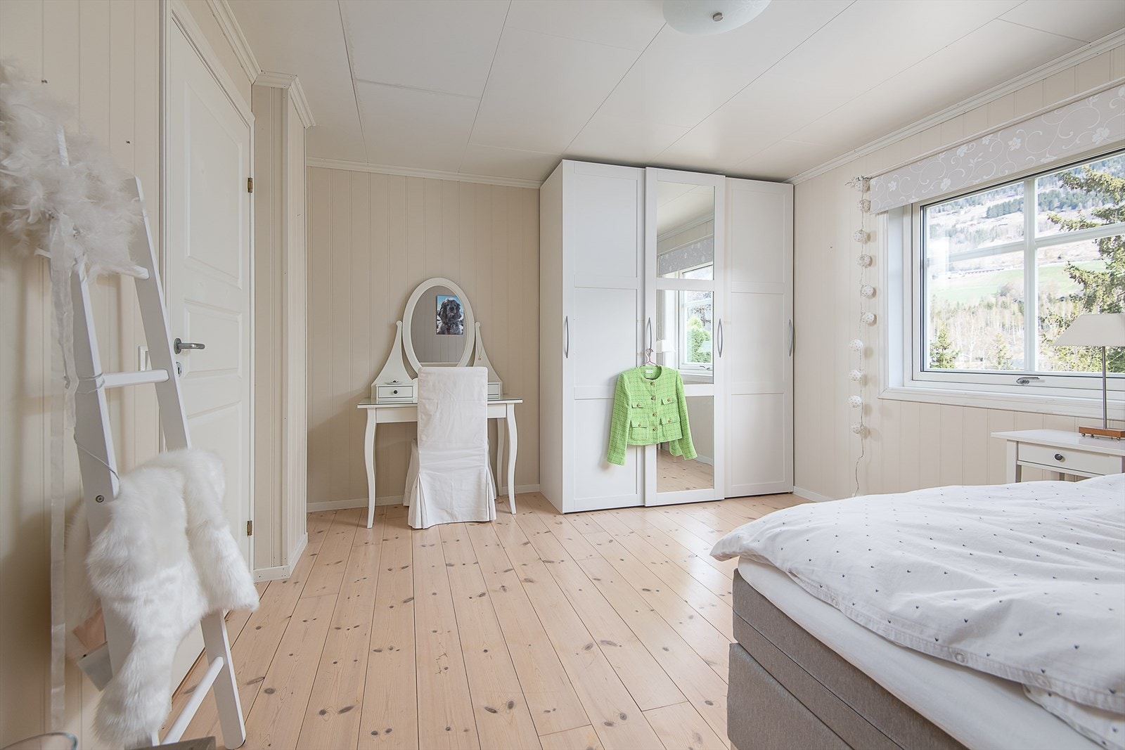 Stort og fint soverom i underetasjen. Godt med garderobeplass i skyvedørsgarderobe. Galleribilde
