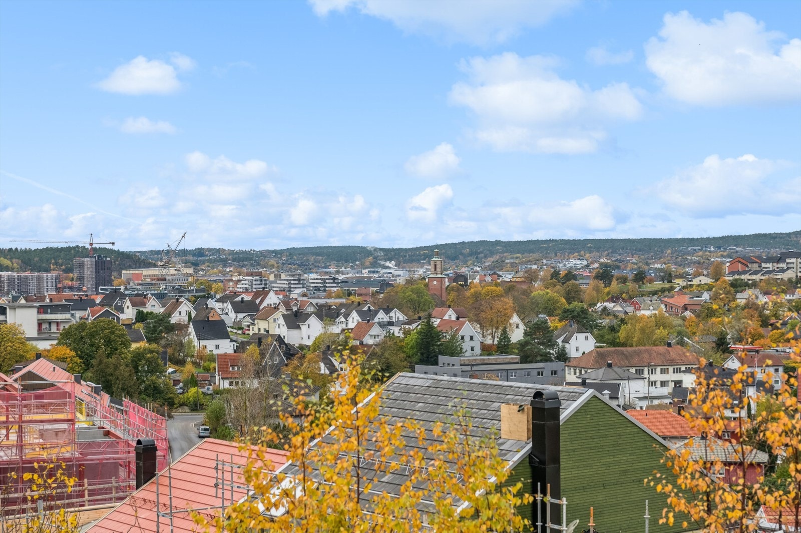 Velkommen til Kringsjå 20, en 3-roms andelsleilighet i terrasseblokk med vestvendt beliggenhet. Fra stuen er det utgang til leilighetens solrike og skjermede terrasse Galleribilde