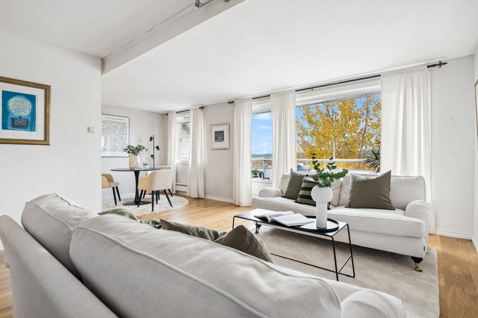 Vel inne ligger stue og kjøkken i en åpen og luftig løsning. Oppholdssonen har godt med naturlig lys fra flere vindusflater på vestveggen. Galleribilde