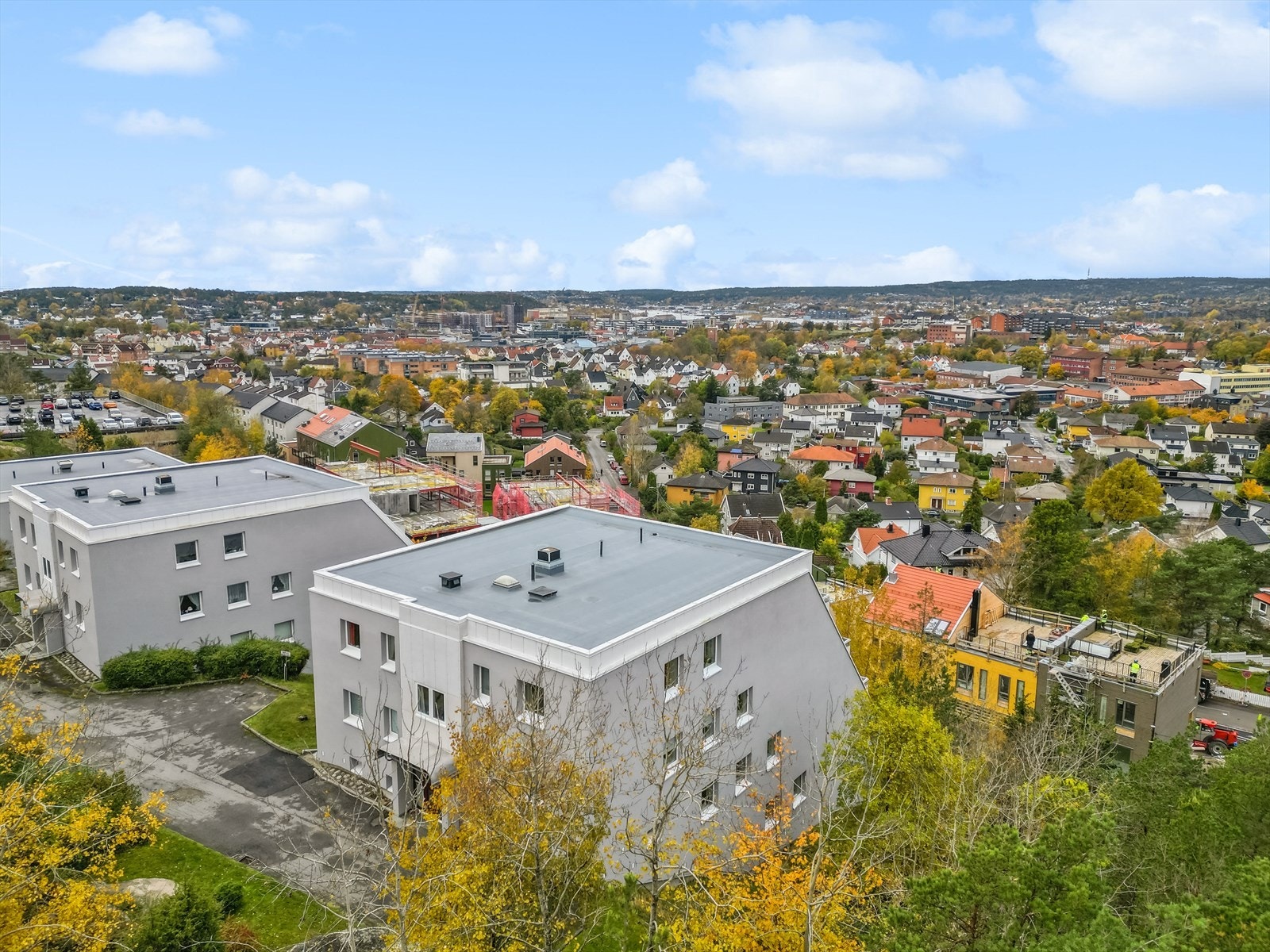Borettslaget har gratis utvendig parkeringsplasser, og innvendige kan leies etter venteliste. Mulighet for el bil lading. Galleribilde