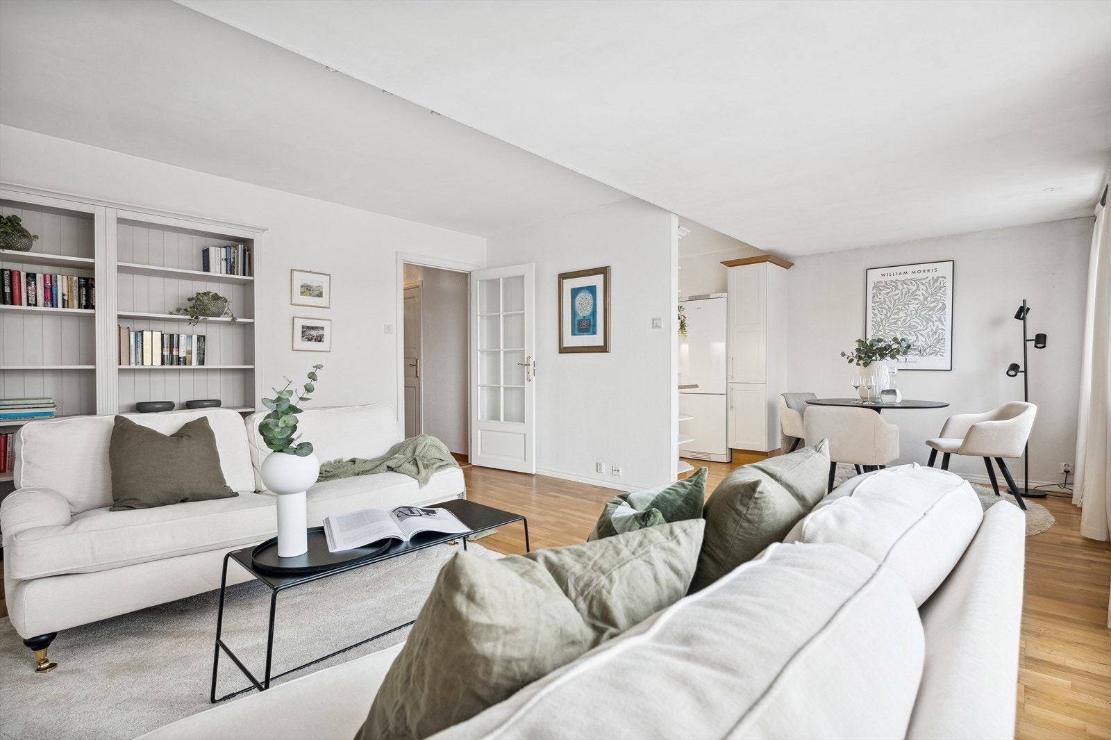 Her er det god plass til sofaløsning med tilhørende møblement. Galleribilde