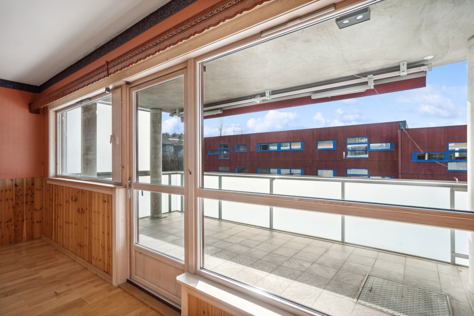 Stue med adkomst til romslig veranda Galleribilde