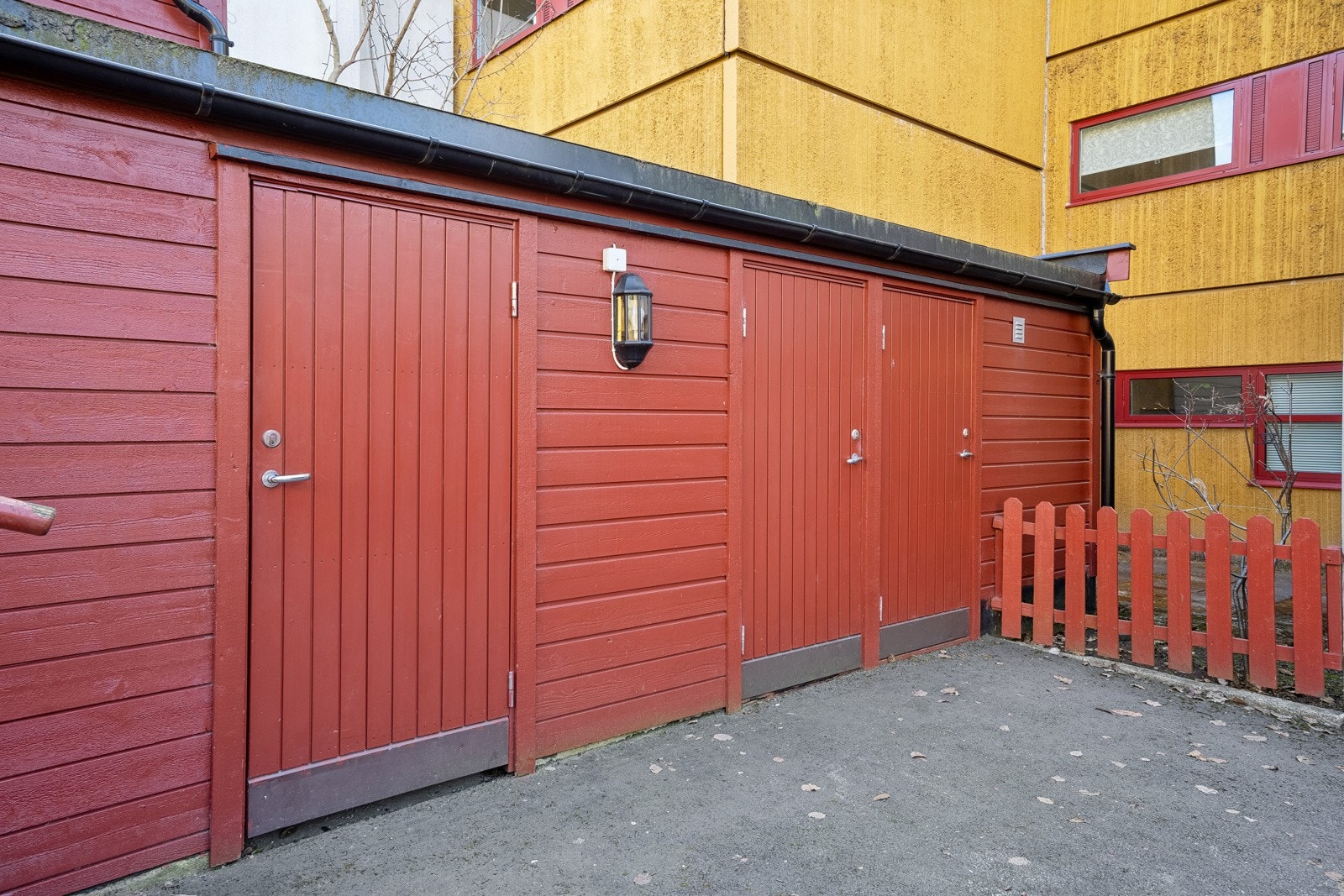 Boligen disponerer en utebod ved inngangspartiet Galleribilde