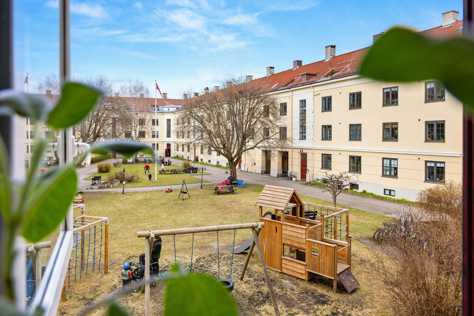Søylegården har en av Oslos flotteste bakgårder hvor både store og små vil kunne trives. Galleribilde