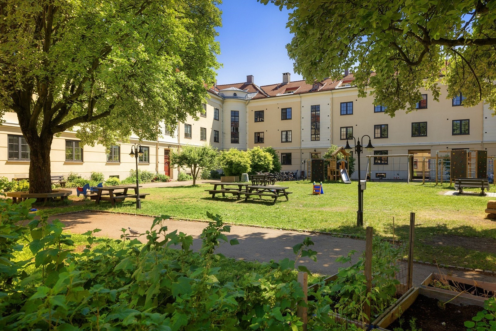 Bakgården har også flere parsellkasser. Galleribilde