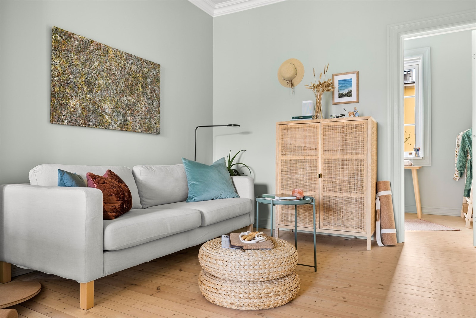 I stuen er det god plass til å innrede med sofa, bord, stoler og tilhørende mediemøblement. Galleribilde