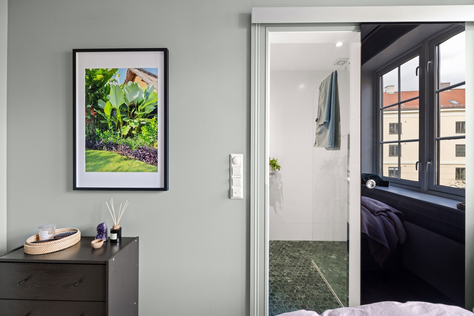 Hovedsoverommet har egen adkomst til badet. Galleribilde