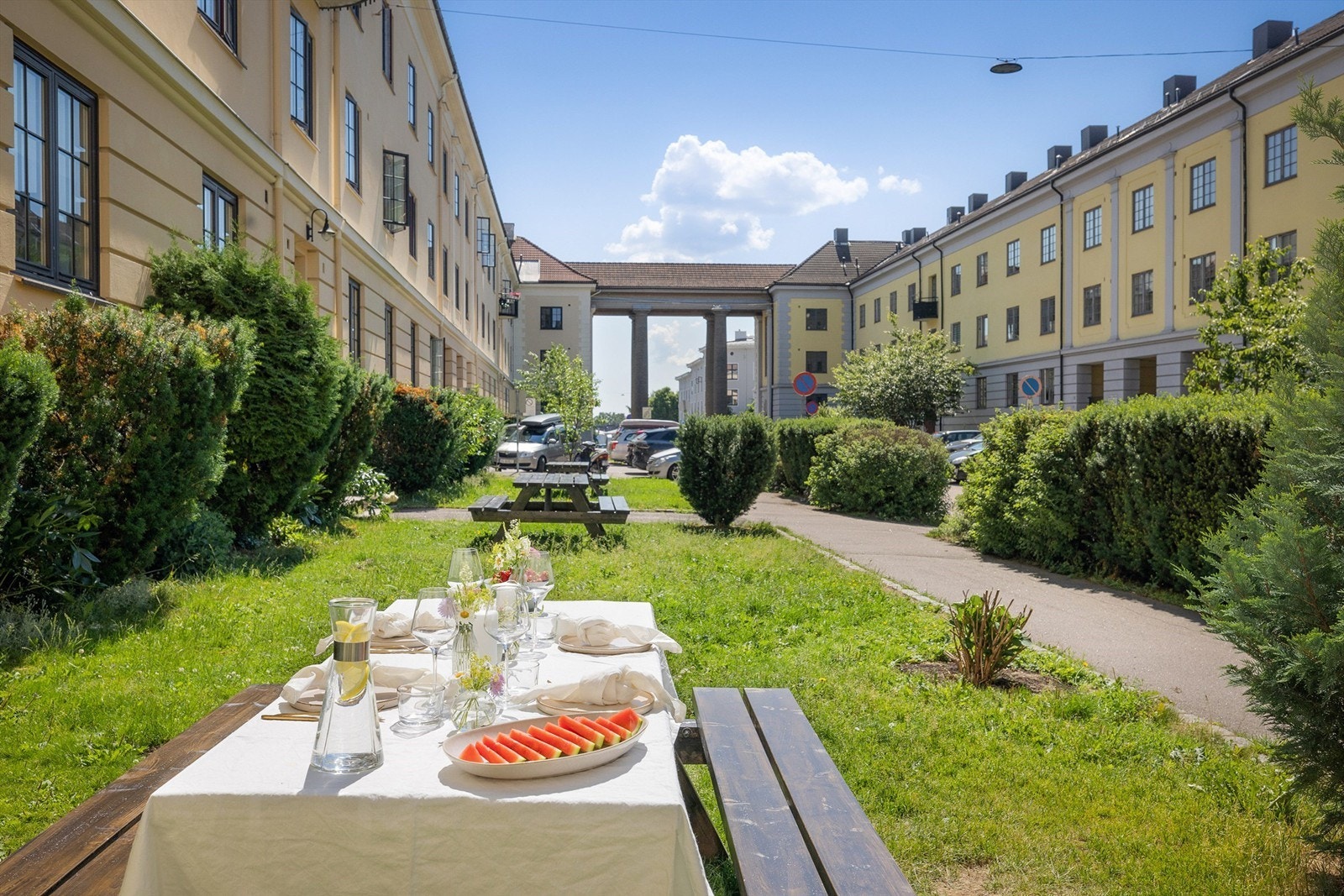 Borettslaget har en fantastisk bakgård for beboerne. Her kan du tilbringe varme og deilige sommerdager sammen med familie, venner og hyggelige naboer. Galleribilde