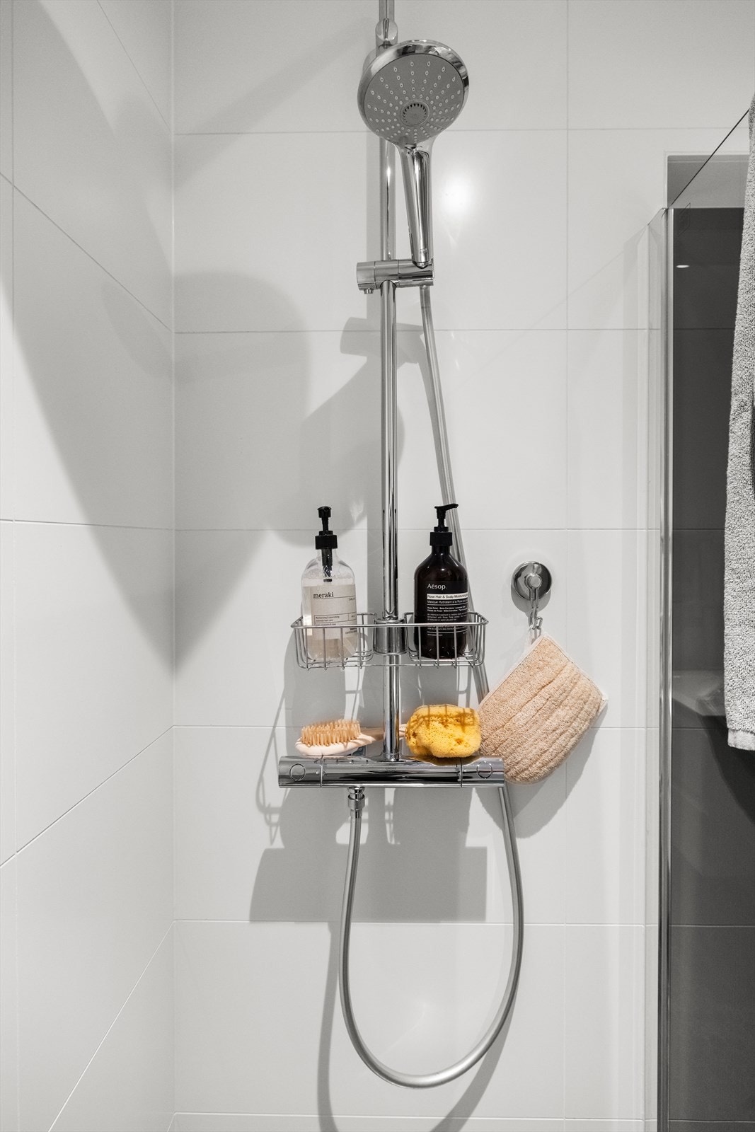 Badet har også dusjhjørne med glassdør. Galleribilde