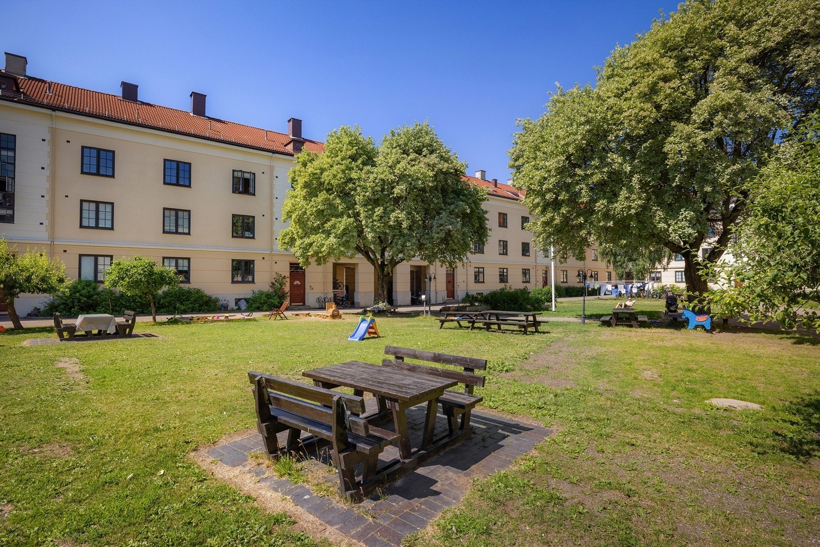 Det er flere sittegrupper og lekeapparater, samt plen, trær og diverse beplantning. Galleribilde