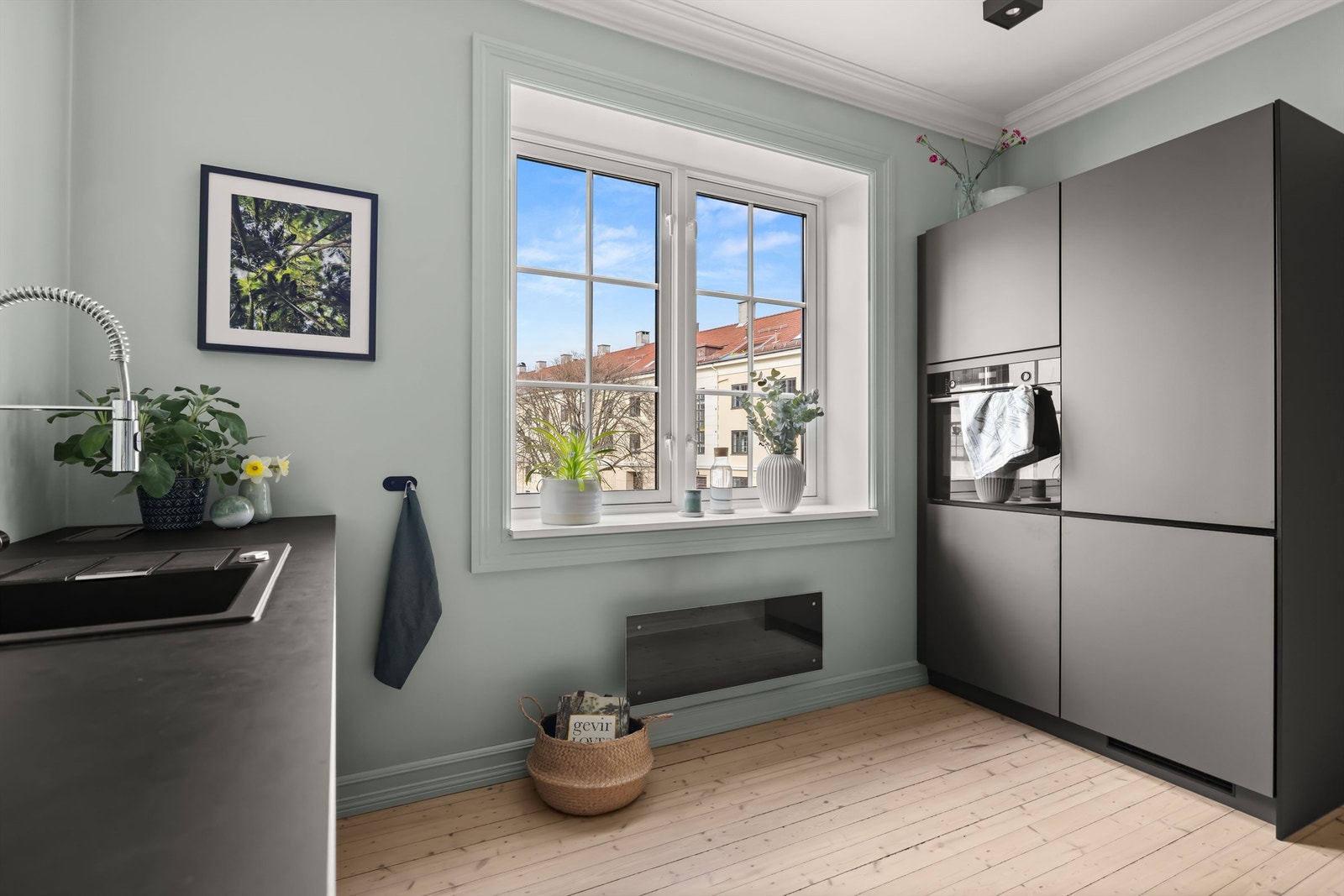 Leiligheten ble totaloppusset i 2019, samtidig som det originale særpreget med heltre gulv er ivaretatt. Galleribilde
