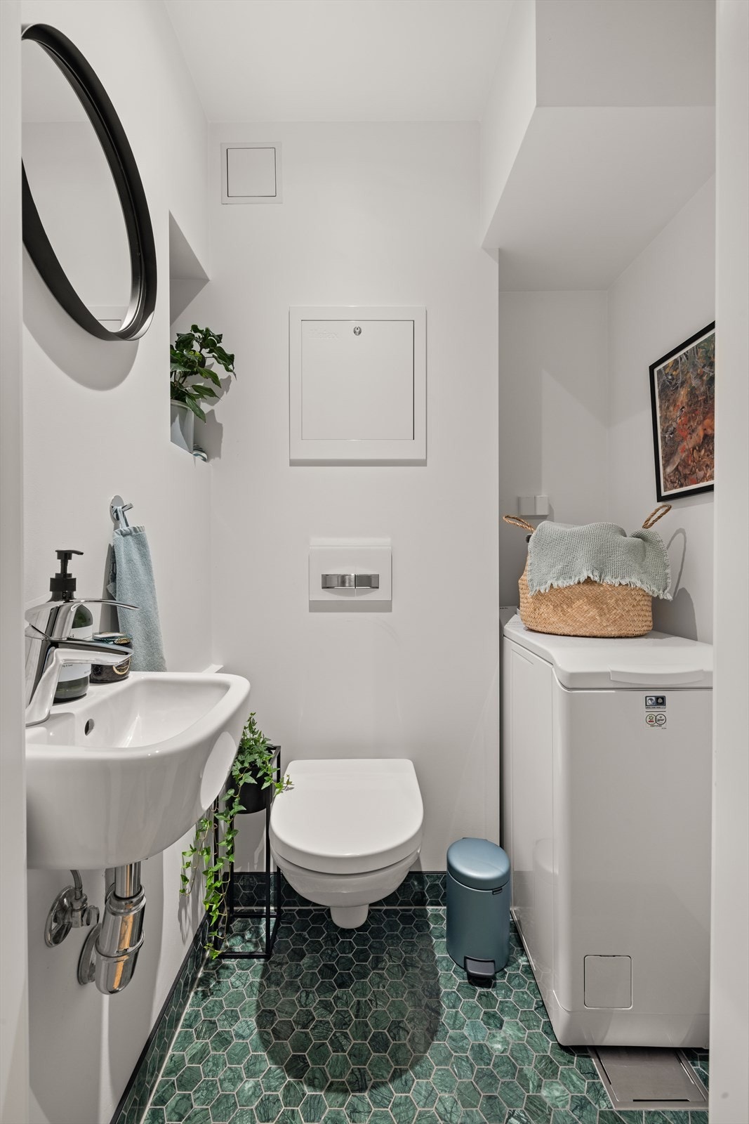 Separat WC, også pusset opp i 2019, er lokalisert ved entréen. WC har vegghengt toalett, samt opplegg og plass for vaskemaskin. Galleribilde