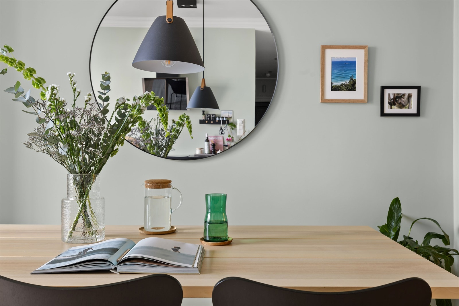 Overflatene er malt i en moderne og behagelig fargetone. Galleribilde