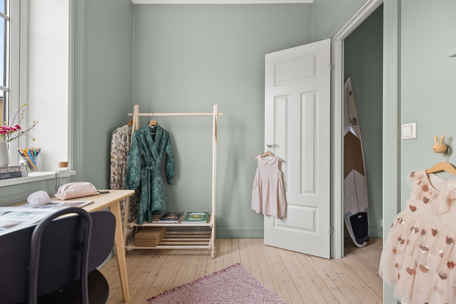 Langs den ene veggen er det naturlig plass til å innrede med garderobeskap. Galleribilde