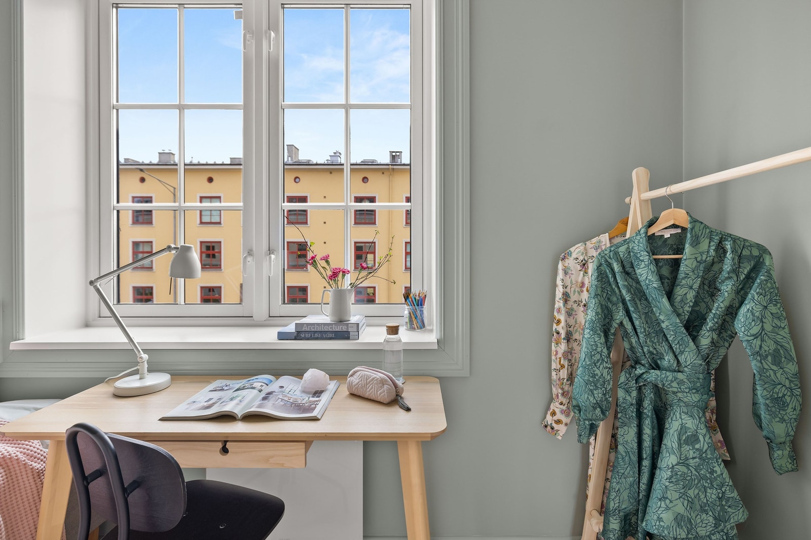 Også her får man rikelig med naturlig lysinnslipp, som gir en god romfølelse. Galleribilde