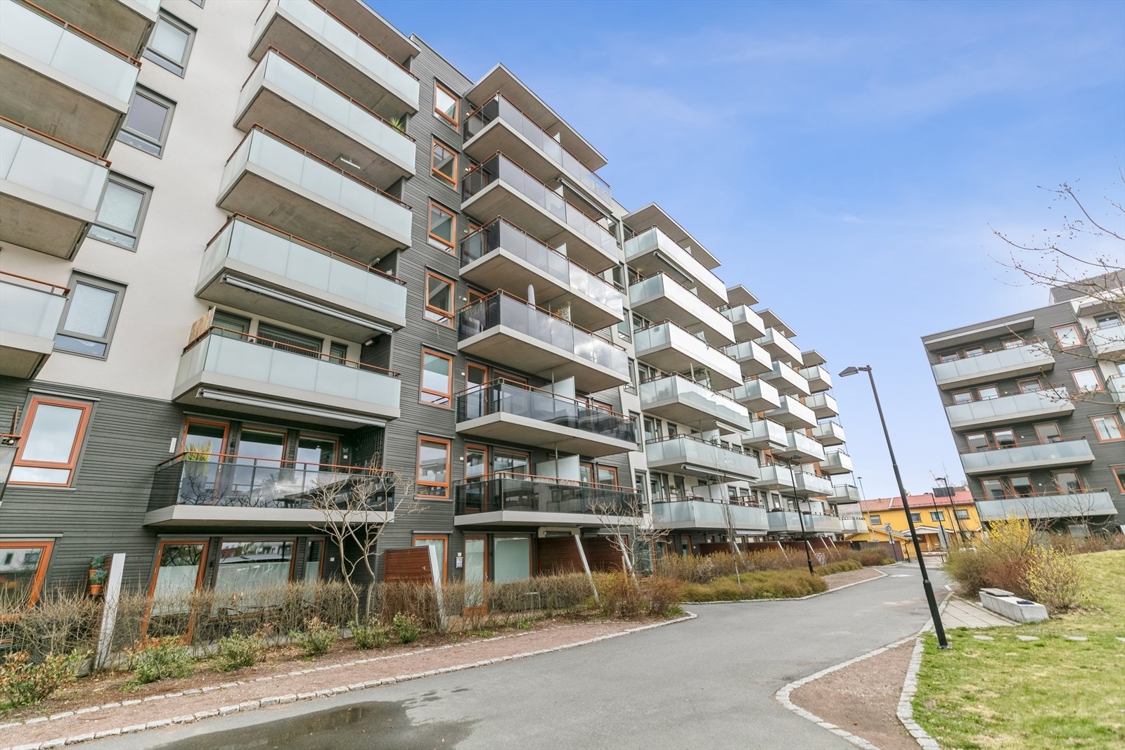 Rett rundt hjørnet finner du spennende serveringssteder, dagligvareforretninger, butikker, skoler i fleste trinn, barnehager og offentlig kommunikasjon. Velutstyrt lekeplass innen rekkevidde som tilfører bostedet familievennlige kvaliteter Galleribilde