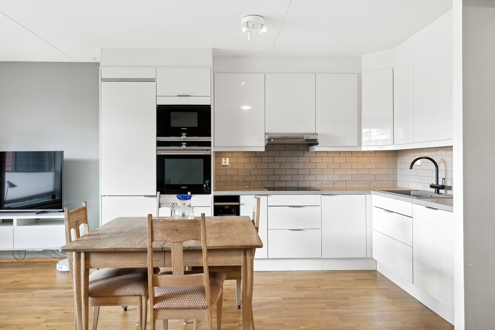 Innredningen har hvite slette fronter og laminerte benkeplate Galleribilde