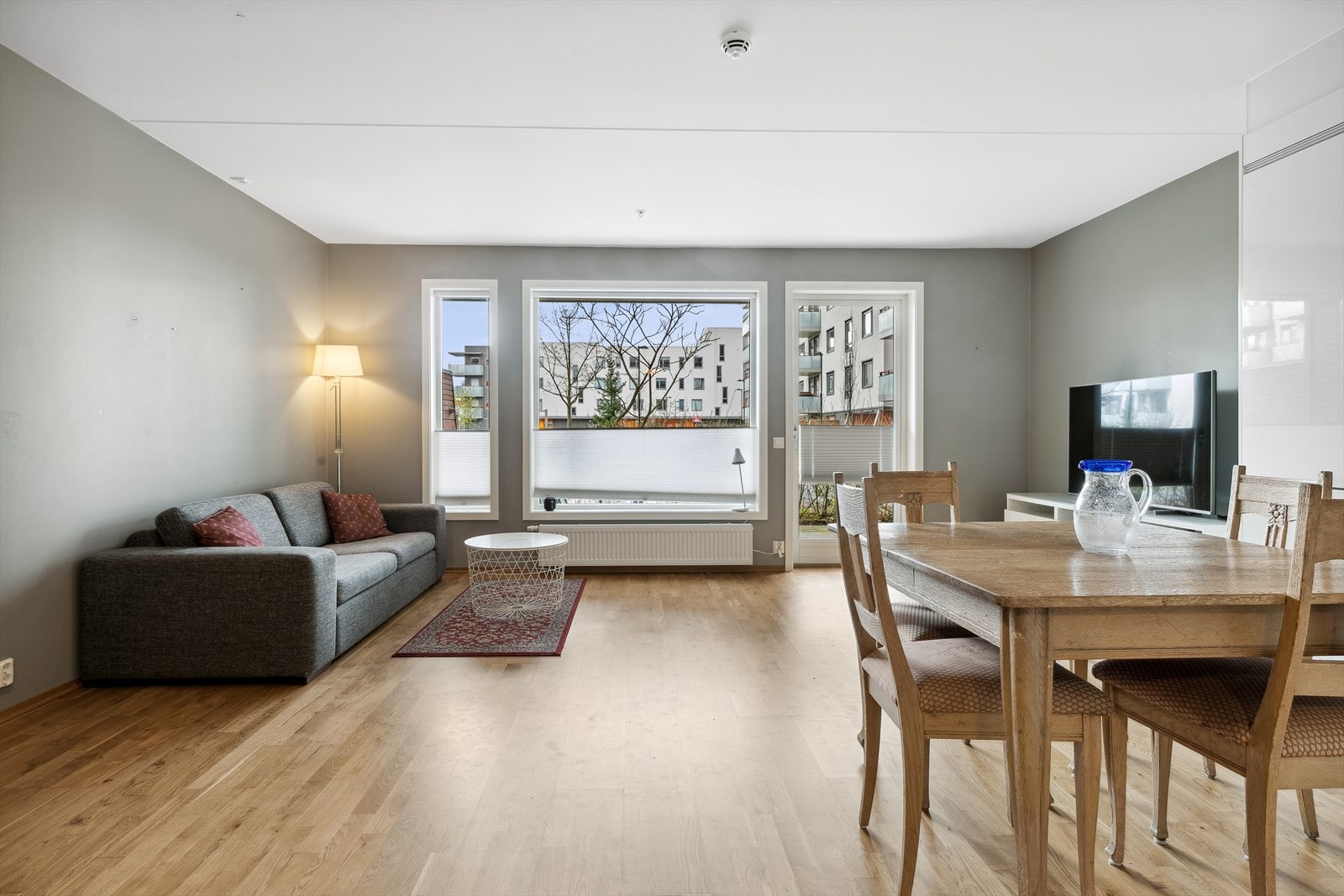 Med gjennomgående løsning og store vinduer oppleves stuen som lys og luftig Galleribilde