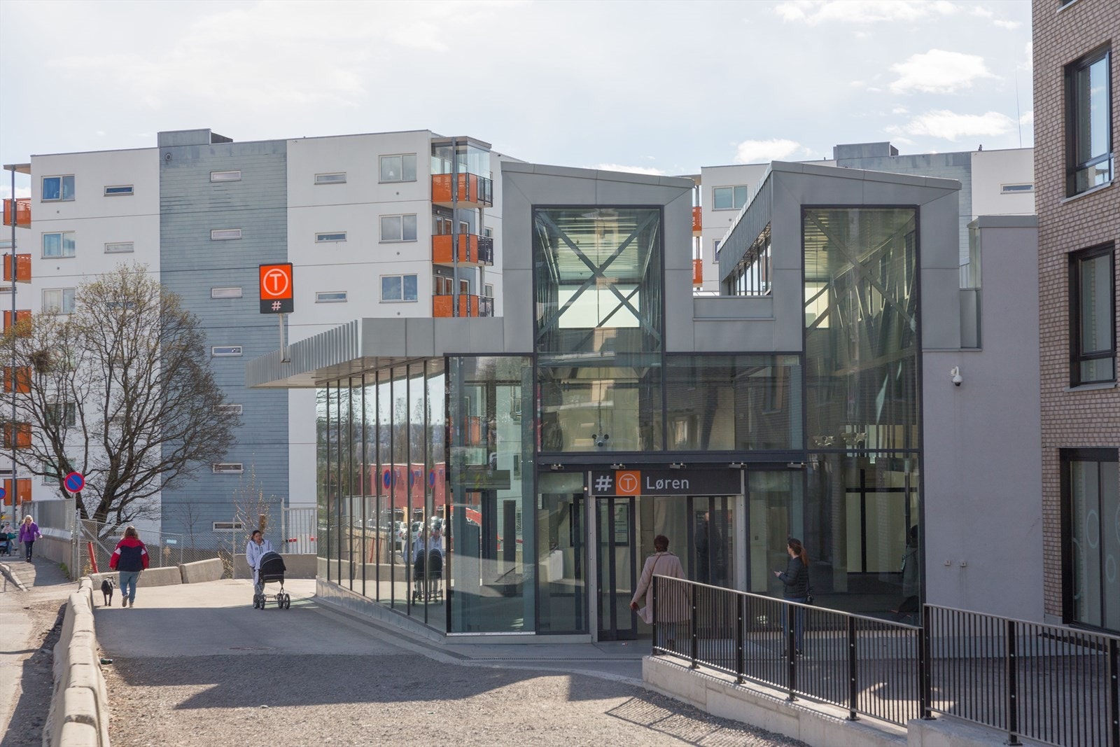 Gangavstand til Løren T-banestasjon som går mellom Vestli og Bergkrystallen. Dette byr på lett adkomst til Oslo S Galleribilde