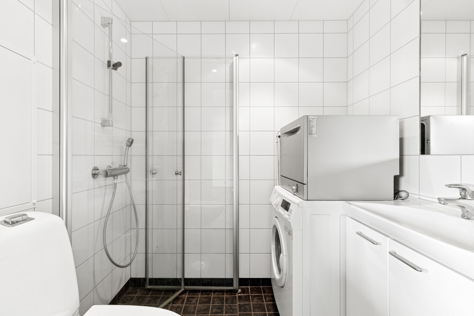 Hybeldel: Flislagt bad med varmekabler i gulvet og downlights i himlingen Galleribilde