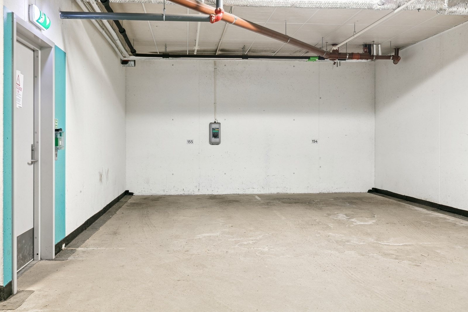 Det medfølger bruksrett til garasjeplass nr 155. Det er montert elbillader på plassen. Abonnement må opprettes Galleribilde