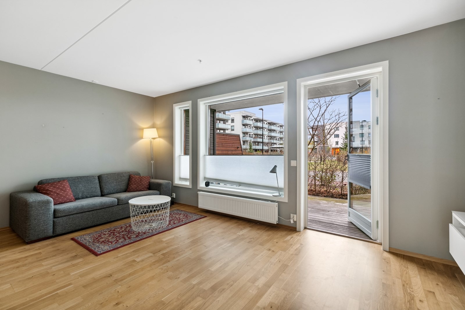 Overflatene er malt i duse og tidsriktige farger og gulvet er belagt med parkett Galleribilde