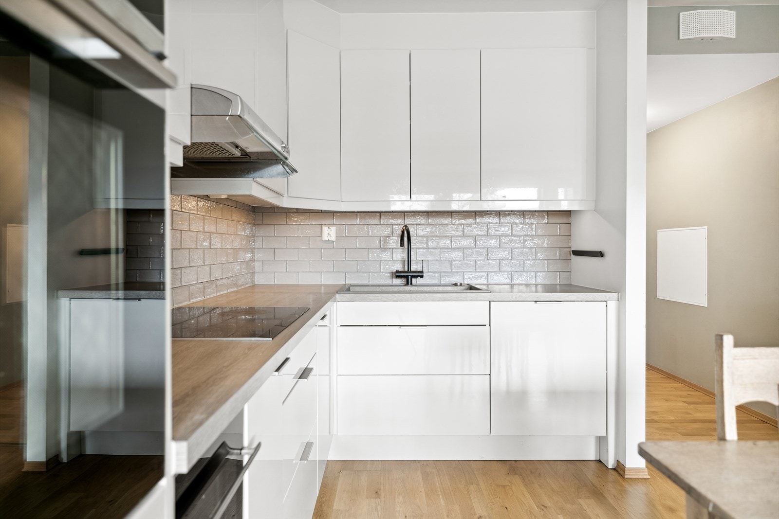 Glansede subway-fliser pryder og beskytter bakveggene Galleribilde