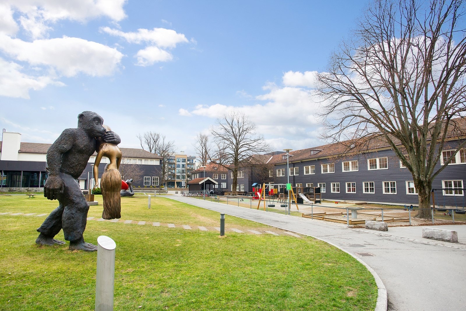 Lørenparken byr på flere familievennlige aktiviteter med lekeplass. Parken grenser til Norlandia Kanonen Barnehage Galleribilde