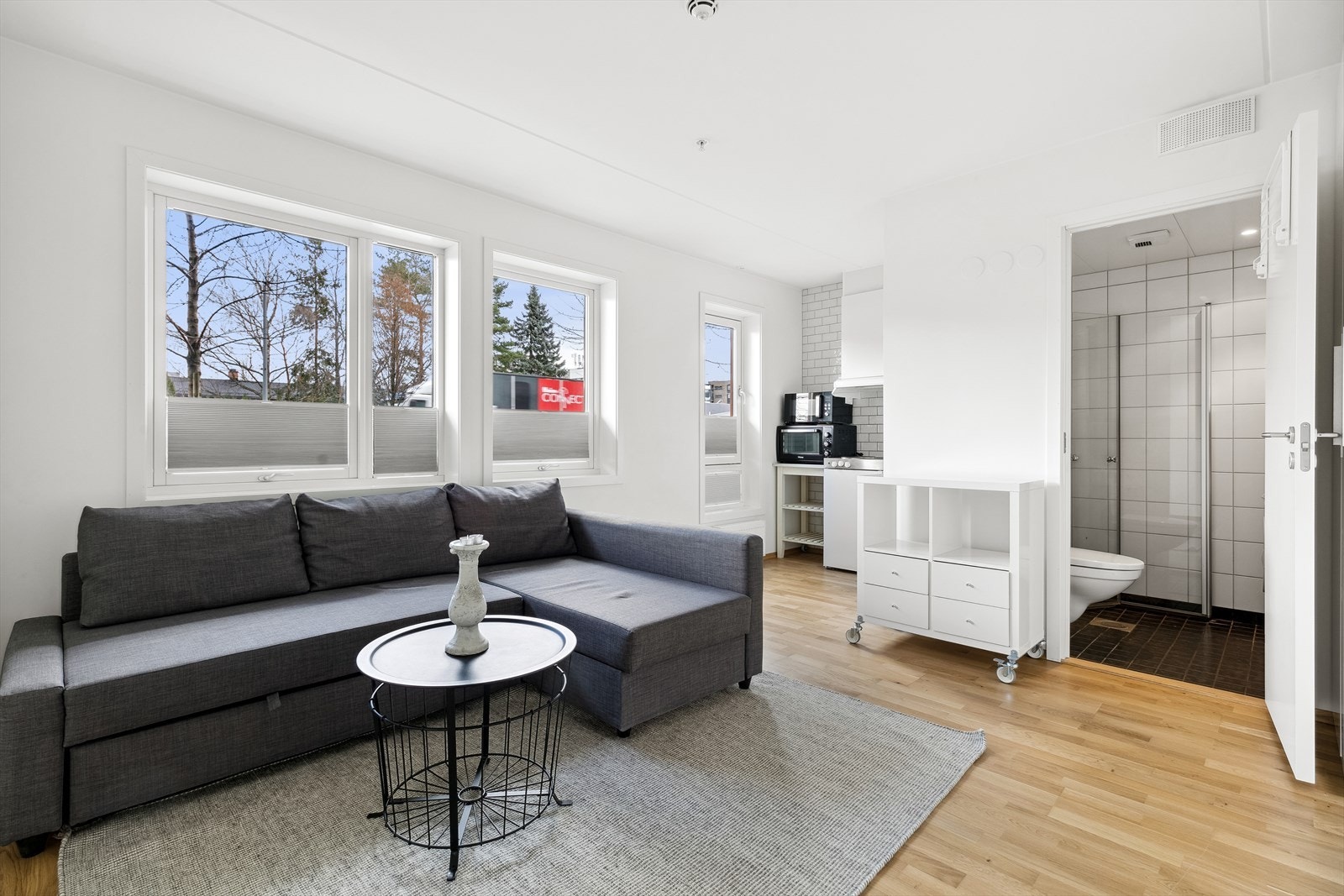 Hybeldel: Trivelig og lys stue med åpen løsning mot kjøkkenet Galleribilde