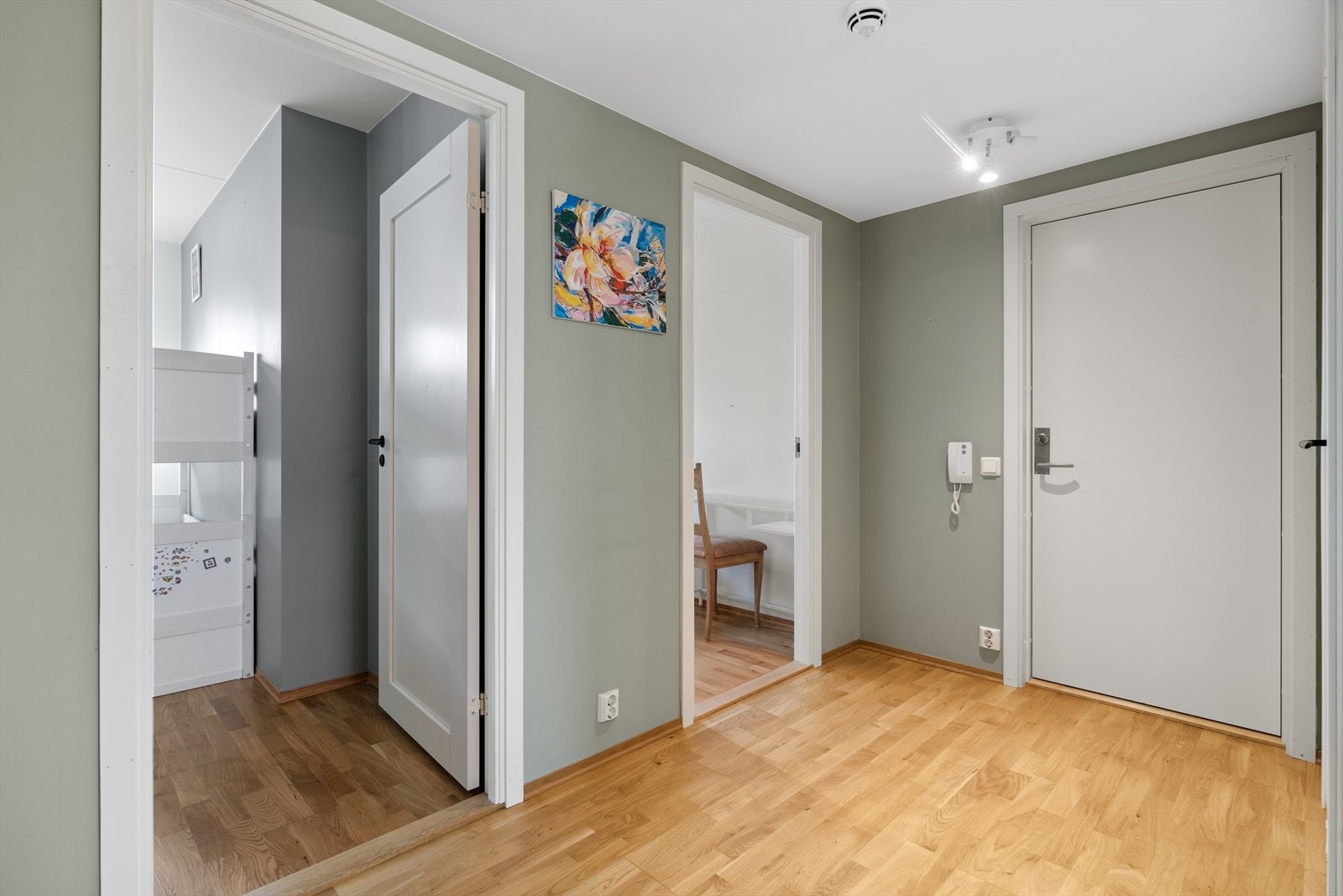 I gangen er det plass til flere oppbevaringsløsninger Galleribilde