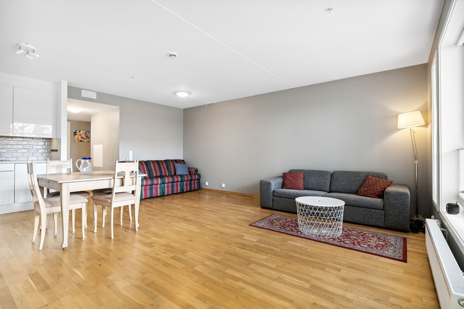 I stuen er det plass til både sofagruppe og spisebord Galleribilde