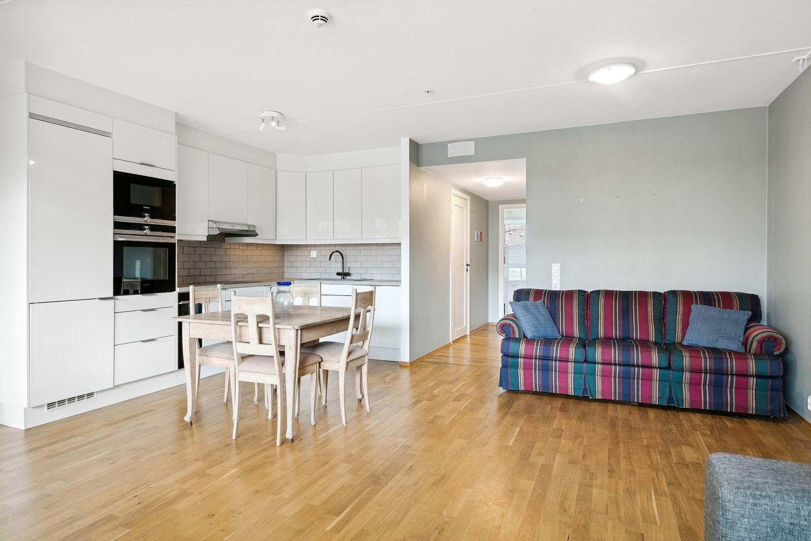 Med åpen løsning mot stuen blir kjøkkenet en sosial sone, også under matlagingen Galleribilde