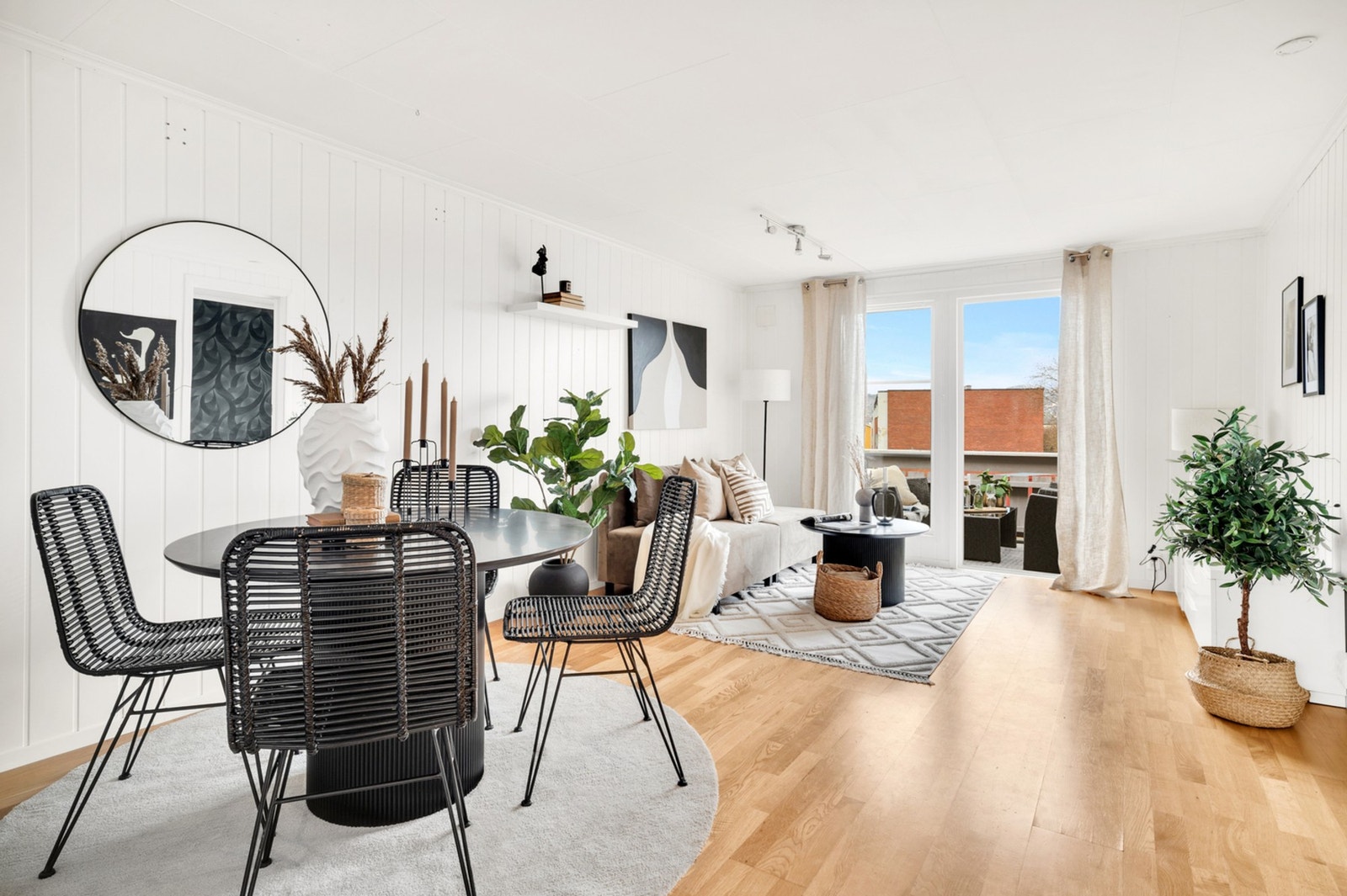 Fra stuen er det utgang til leilighetens solrike balkong. Galleribilde