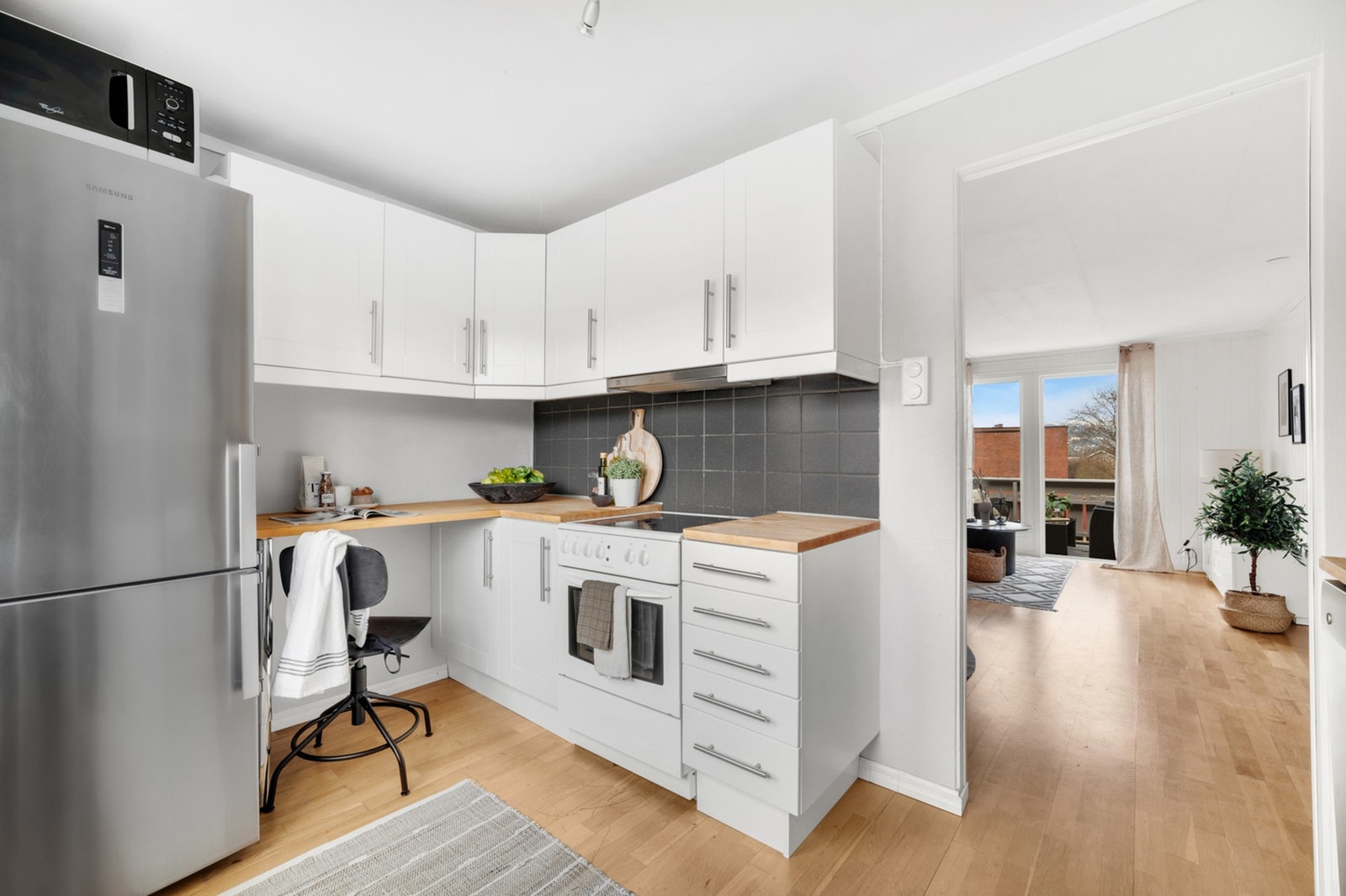 Kjøkken på 7,8 m² med profilerte fronter i malt utførelse og benkeplater i heltre. Galleribilde
