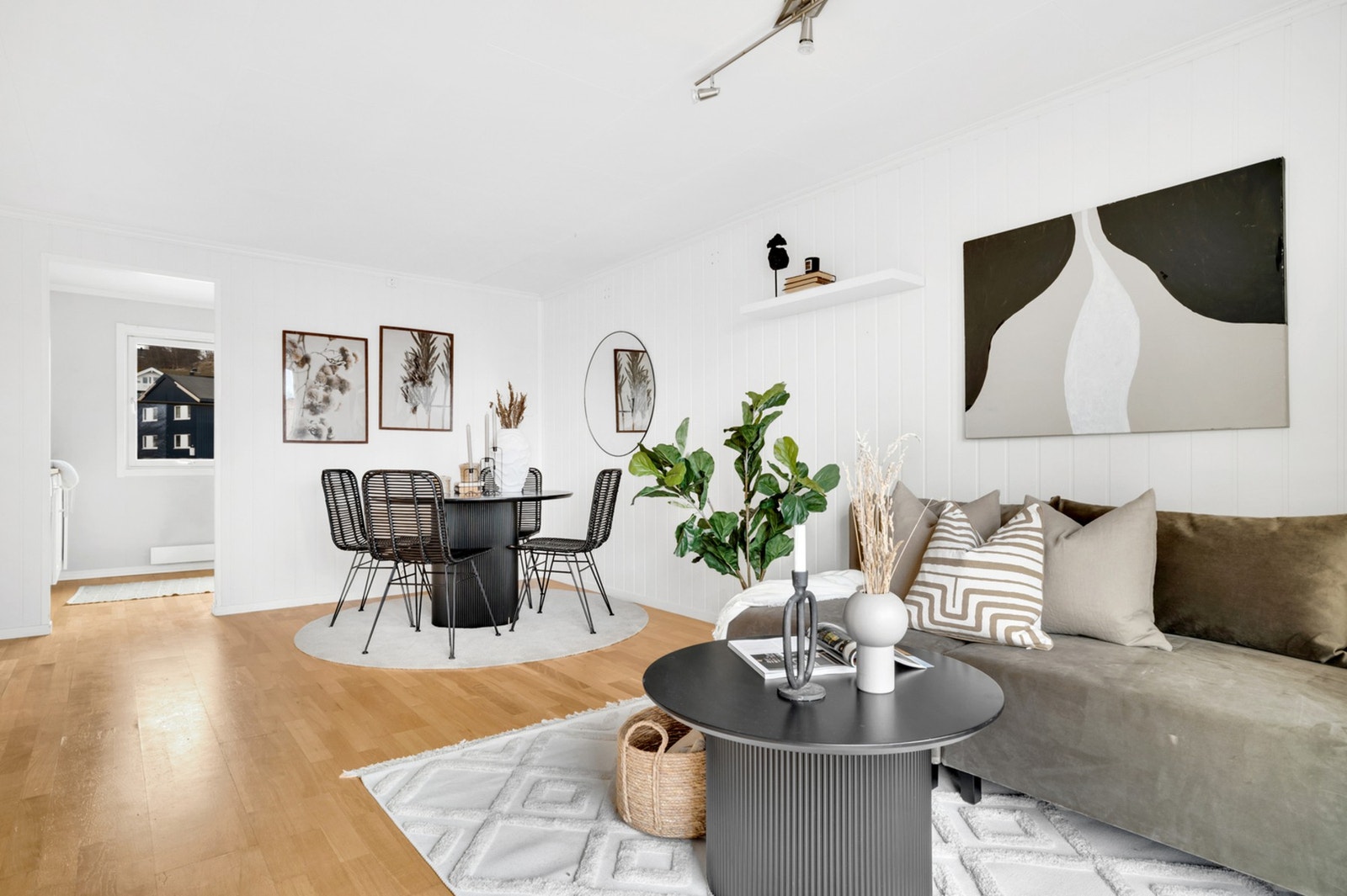 Stuen er på hele 19,1 m² som gir flere gode møbleringsmuligheter. Galleribilde